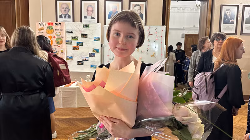 Bạn Makarova Ekaterina viết kịch sự tích"Trời và Đất" bằng tiếng Việt. (Ảnh: THÙY VÂN)