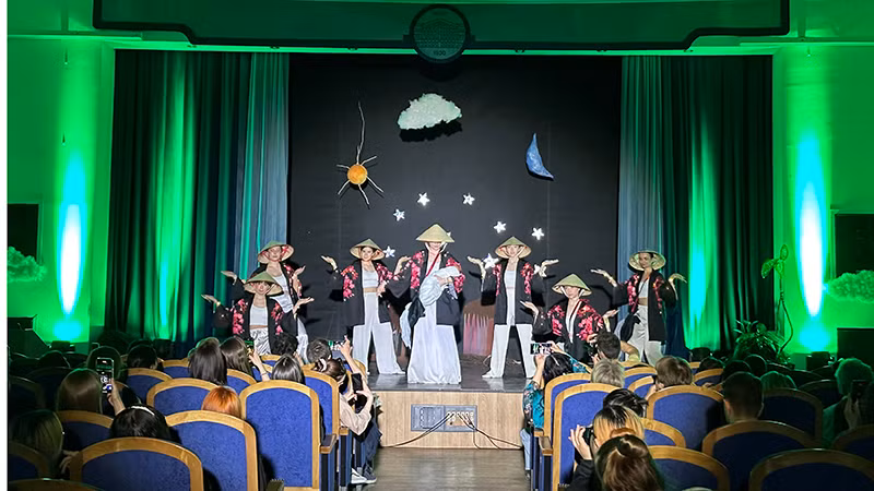 Chương trình biểu diễn văn nghệ chào mừng Ngày Việt Nam tại MSLU. (Ảnh: THÙY VÂN)