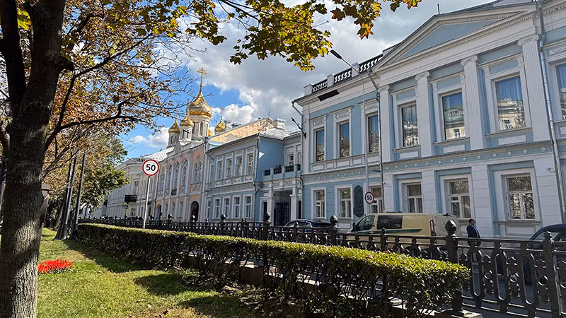 Quảng trường khu Metro Turghenev. (Ảnh: THÙY VÂN) Quảng trường khu Metro Turghenev. (Ảnh: THÙY VÂN)