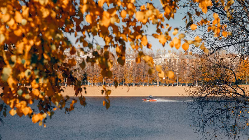 Ánh nắng vàng chan hòa đại diện cho mùa hè rớt. (Ảnh: SPUTNIK)