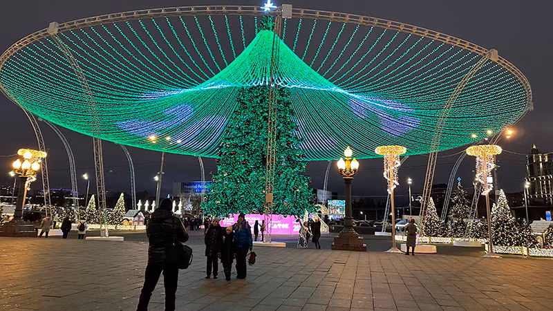 Cây thông trước Công viên Gorky thay đổi đủ màu sắc.