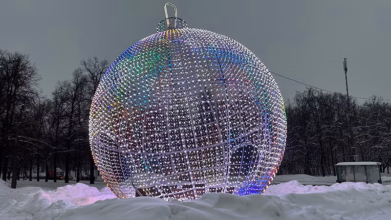 Quả cầu trang kim khổng lỗ trên Đồi Chim sẻ.