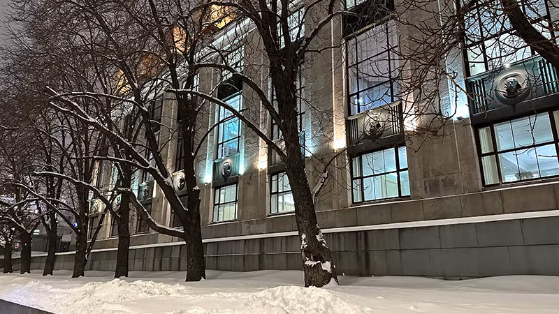 Đèn chiếu sáng suốt đêm dọc đường Mokhovaia.