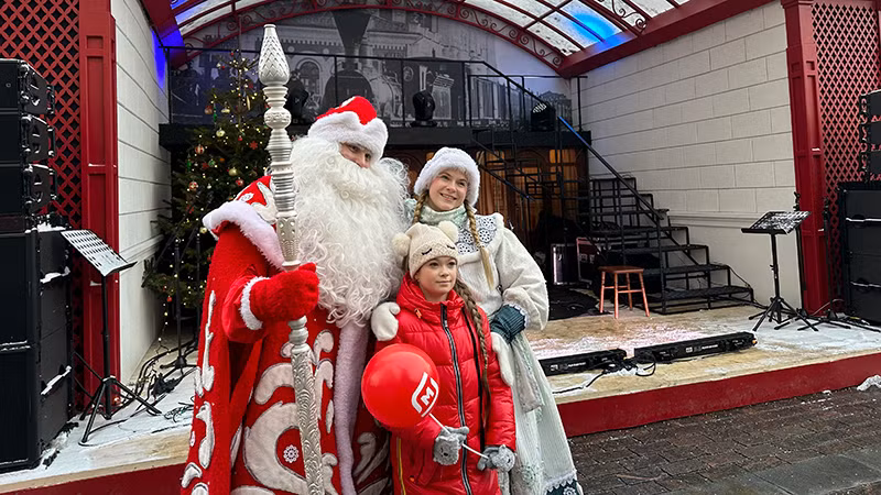 Ông già tuyết luôn được các bạn nhỏ yêu thích chụp ảnh cùng.