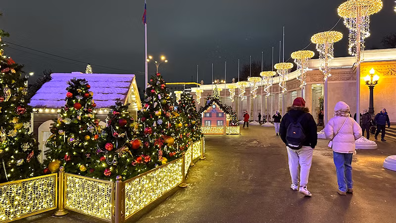 Nhiều bạn trẻ đi dạo đêm trong bầu không khí cuối năm.