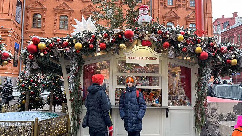 Một gian hàng bán đồ chơi dân gian trong Hội chợ.