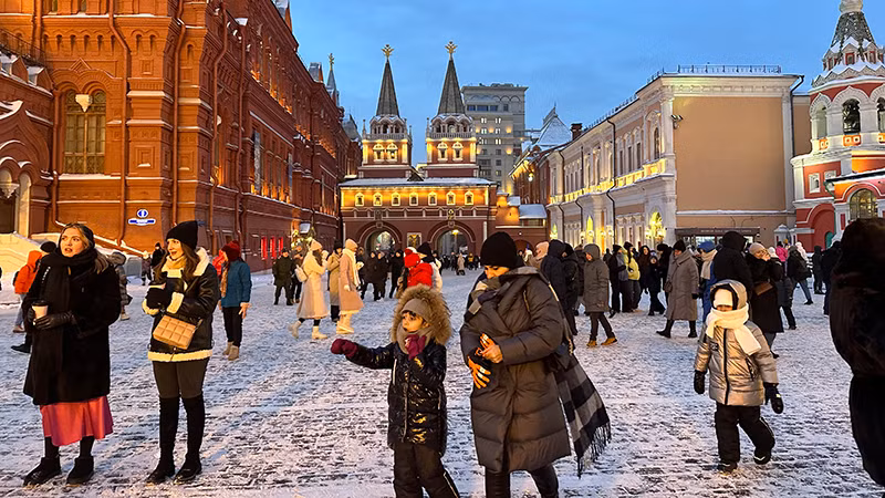 Trẻ em được bố mẹ đưa đi chơi Hội chợ năm mới.