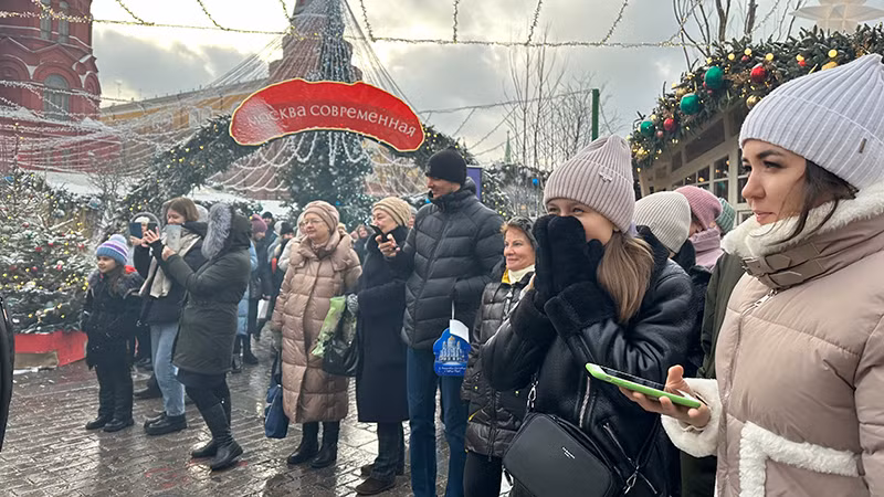 Người dân Moskva xem các tiết mục biểu diễn ngoài đường phố.