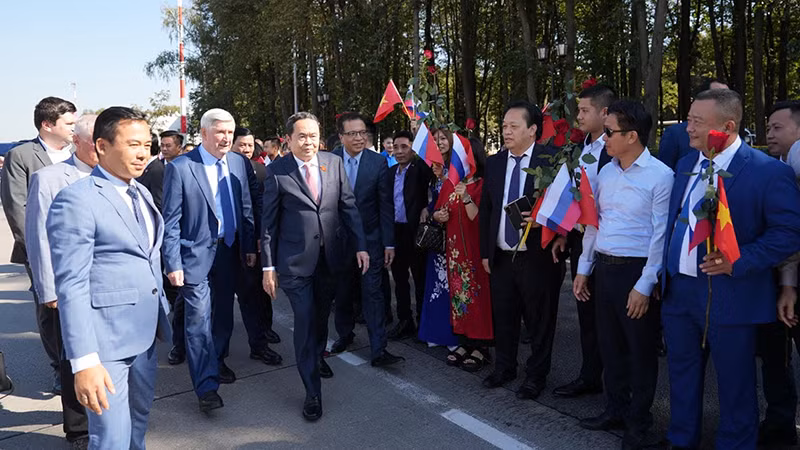 Đại sứ Đặc mệnh toàn quyền Việt Nam tại Liên bang Nga Đặng Minh Khôi, đông đảo cán bộ, nhân viên Đại sứ quán ra đón Chủ tịch Quốc hội. (Ảnh: XUÂN HƯNG)