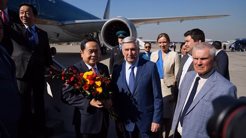 Phó Chủ tịch thứ nhất Duma Quốc gia Liên bang Nga I.I. Melnikov đón Chủ tịch Quốc hội Trần Thanh Mẫn. (Ảnh: XUÂN HƯNG)