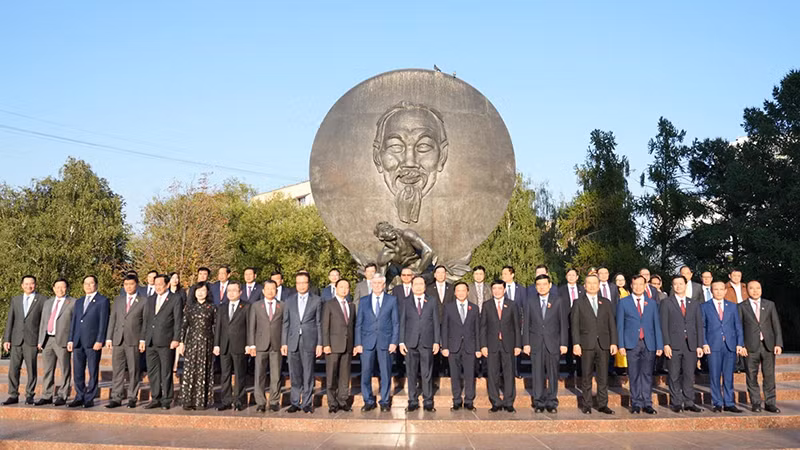 Đoàn công tác chụp ảnh lưu niệm. (Ảnh: XUÂN HƯNG)