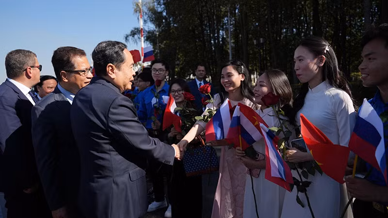 Ra đón Chủ tịch Quốc hội còn có đại diện bà con kiều bào Việt Nam tại Liên bang Nga. (Ảnh: XUÂN HƯNG)