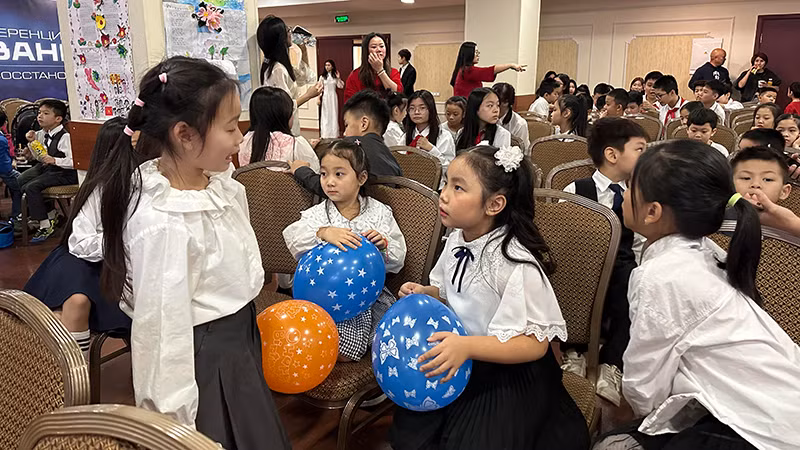 Các em nhỏ hào hứng tham gia chương trình. (Ảnh: THÙY VÂN) Các bậc phụ huynh cũng tham gia nhiệt tình cổ vũ các con. (Ảnh: THÙY VÂN)