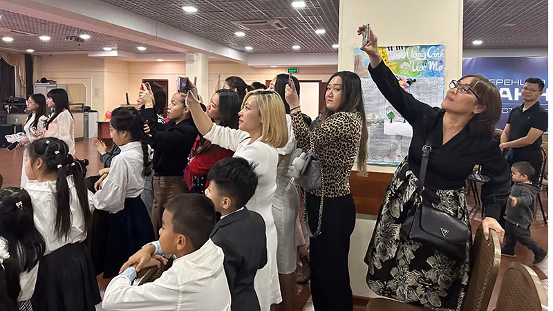 Các bậc phụ huynh cũng tham gia nhiệt tình cổ vũ các con. (Ảnh: THÙY VÂN)