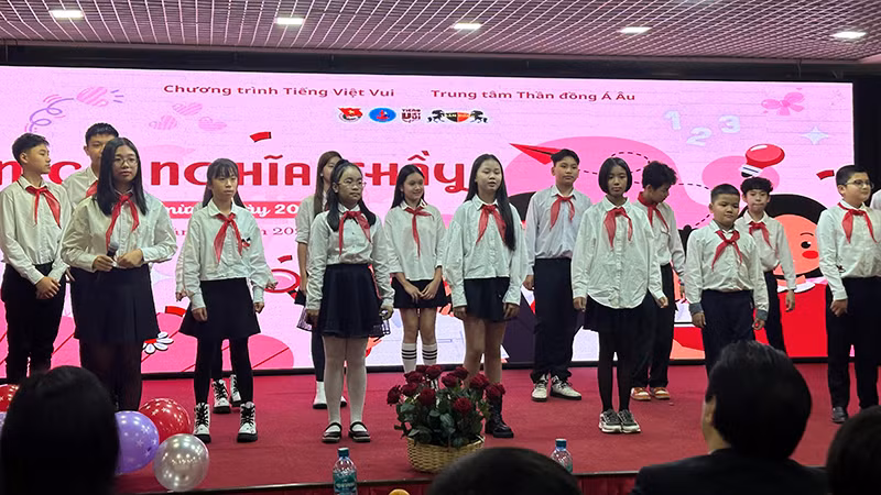 Các bạn học sinh hát các bài hát tiếng Việt tại buổi lễ. (Ảnh: THÙY VÂN)