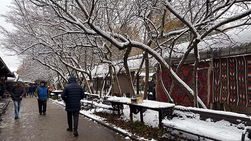 Khu chợ ngoài trời Izmailovo vẫn họp đều đặn.