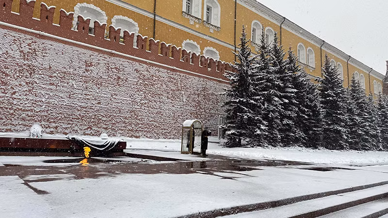 Ngọn lửa vĩnh cửu Đài tưởng niệm các chiến sĩ vô danh trong Cuộc chiến tranh vệ quốc vĩ đại vẫn luôn thắp sáng.