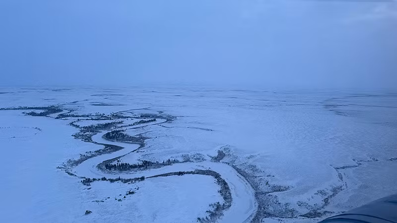 Vùng Bắc cực Nhenhesky có con đường mùa đông dẫn đến khu mỏ dầu với hàng trăm người lao động làm việc.