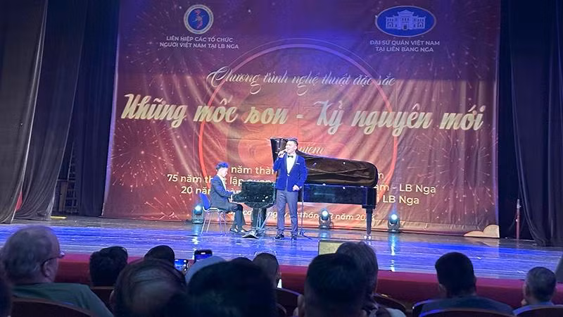 Ca sĩ Khắc Hòa trình bày bài hát Nga "Chiếc khăn quàng màu xanh". (Ảnh: Thùy Vân)