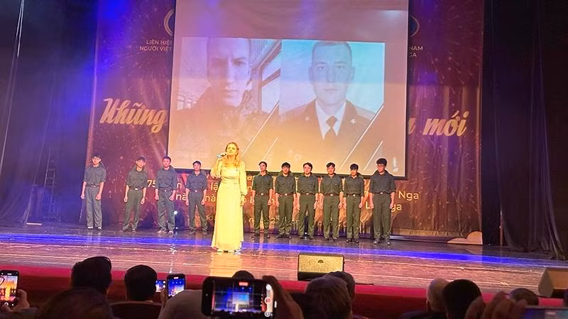 Nữ ca sĩ Oskana Ivanova. (Ảnh: Thùy Vân)