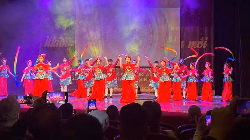 Tiết mục múa của các sinh viên Việt Nam đang học tập tại Liên bang Nga. (Ảnh: Thùy Vân)