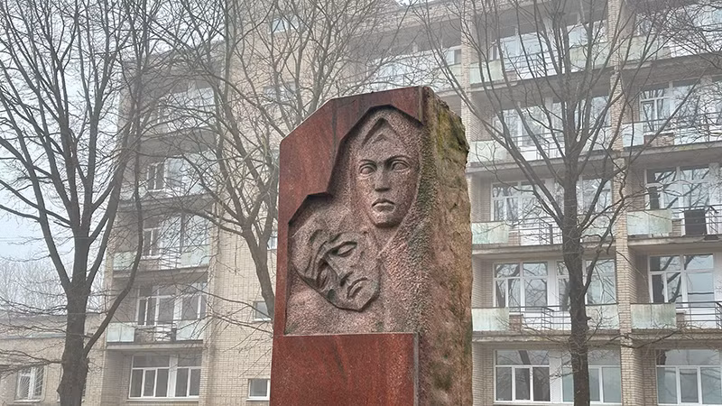 Tượng đài tưởng niệm hơn 1500 hồng quân Liên Xô bị giết trong một bệnh viện. (Ảnh: Thùy Vân)