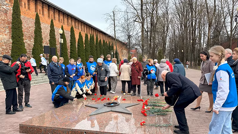 Buổi lễ đặt hoa tưởng niệm các anh hùng trong cuộc chiến tranh vệ quốc tại Quảng trường tưởng niệm các anh hùng ở Smolensk. (Ảnh: Thùy Vân)