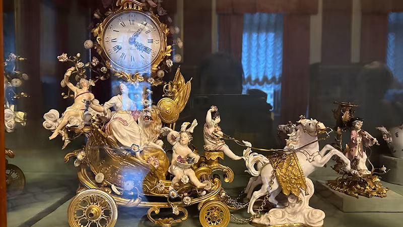 Các hiện vật được bảo vệ trong lồng kính với các điều kiện nhiệt độ được bảo đảm. (Ảnh: THÙY VÂN)