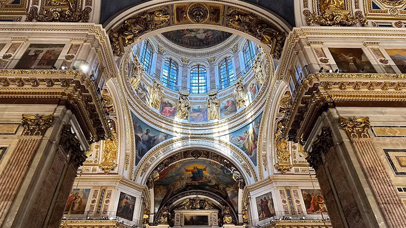 Nhà thờ Issac ở thành phố Saint Petersburg có vô vàn các báu vật quốc gia Nga. (Ảnh: THÙY VÂN)