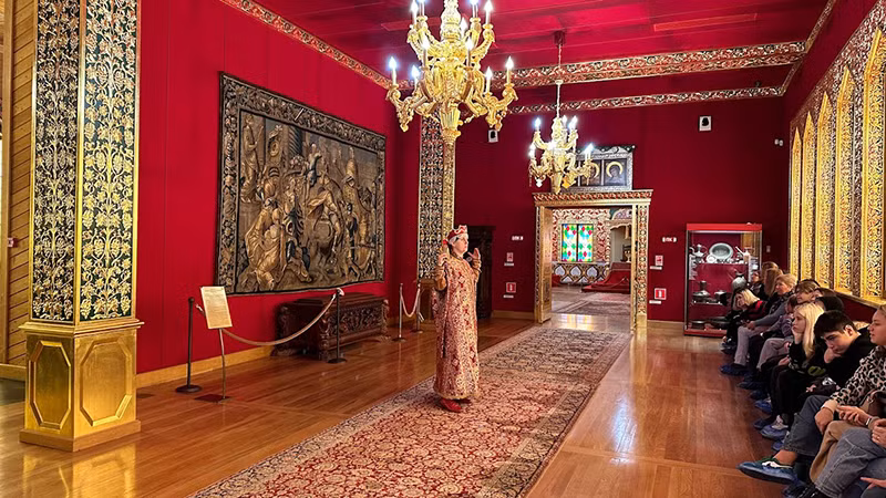 Học sinh đến tham quan khu nhà nghỉ của Sa hoàng ở Kolomenskya. (Ảnh: THÙY VÂN)