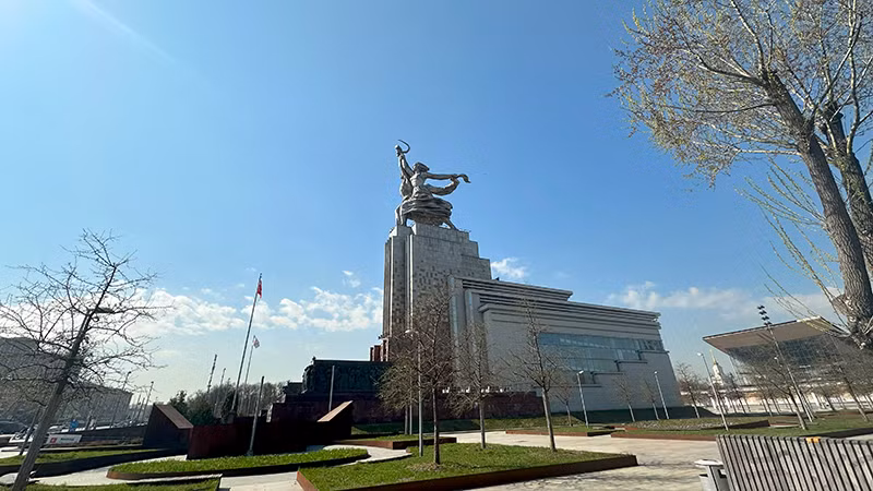 Ngày nay, dưới chân tượng đài là một bảo tàng và nhà triển lãm.