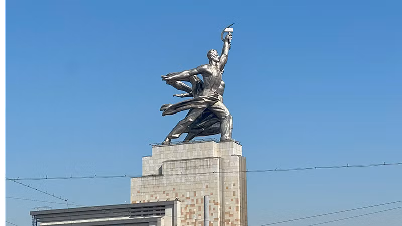 Ngày nay, tác phẩm đã được đặt trên đế cao 34m, bằng đúng lần đầu xuất hiện ở triển lãm Paris năm 1937.