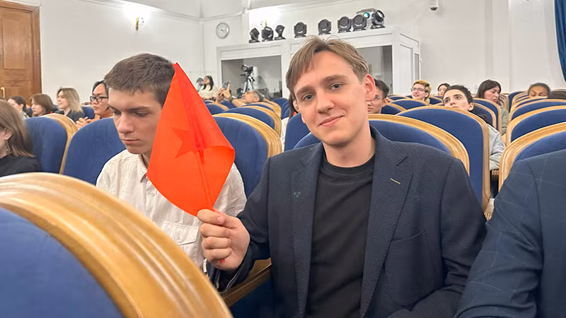 Osin Mikhail, sinh viên năm thứ hai MGU đến cổ vũ Chương trình. (Ảnh: THÙY VÂN) Osin Mikhail, sinh viên năm thứ hai MGU đến cổ vũ Chương trình. (Ảnh: THÙY VÂN)