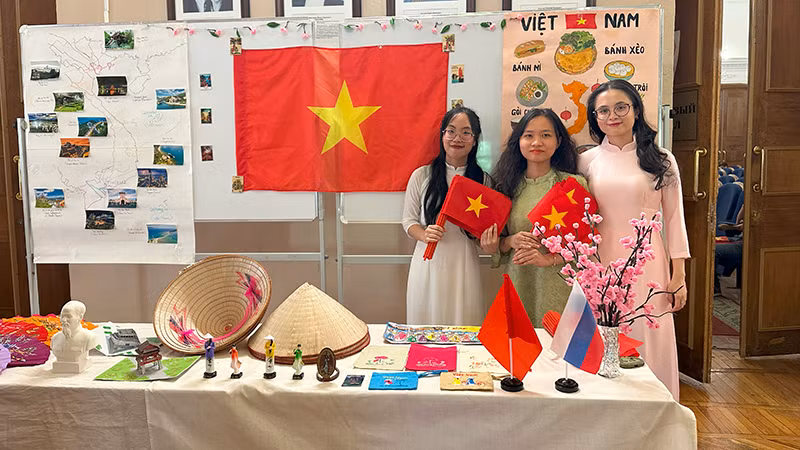 Các sinh viên Việt Nam theo học tại MGLU. (Ảnh: THÙY VÂN)