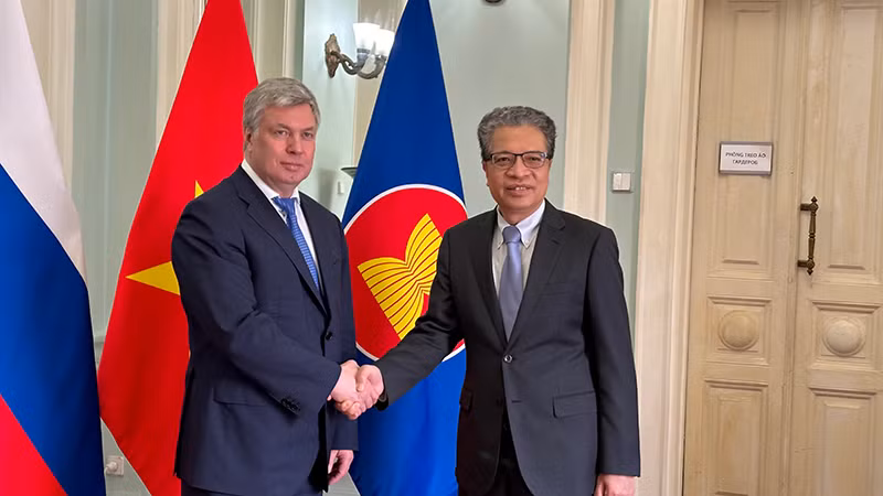 Đại sứ Đặng Minh Khôi (phải) và Thống đốc tỉnh Ulyanovsk Aleksey Yurevich. (Ảnh: THÙY VÂN)