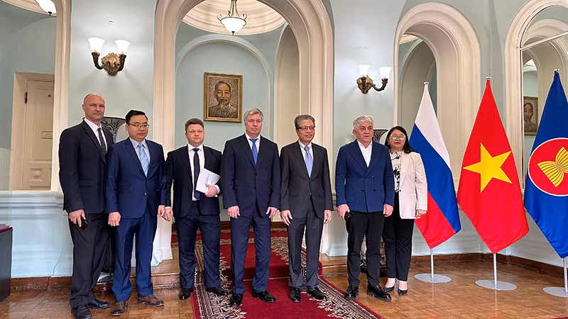 Đại sứ Đặng Minh Khôi tiếp Đoàn đại biểu tỉnh Ulyanovsk do Thống đốc Aleksey Yurevich dẫn đầu. (Ảnh: THÙY VÂN)