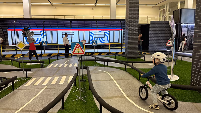 Trẻ em hào hứng với các hoạt động tương tác tham gia giao thông theo mô hình. (Ảnh:THÙY VÂN)