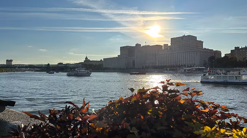 Nắng chiều bên sông Moskva.(Ảnh: THÙY VÂN) Nắng chiều bên sông Moskva.(Ảnh: THÙY VÂN)