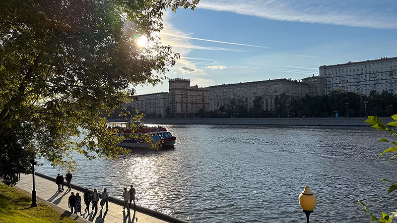 Các chuyến tàu trên sông Moskva tấp nập hơn những ngày này. (Ảnh: THÙY VÂN) Các chuyến tàu trên sông Moskva tấp nập hơn những ngày này. (Ảnh: THÙY VÂN)