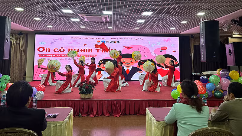 Biểu diễn chào mừng Lễ kỷ niệm Ngày Nhà giáo Việt Nam tại Incentra. (Ảnh: THÙY VÂN)