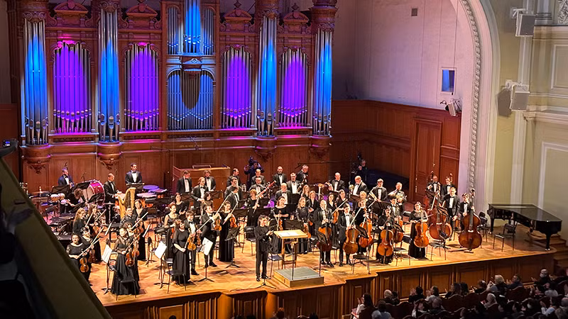 Chỉ huy buổi hòa nhạc Airat Kashaev là một nhạc sĩ đa tài, tác giả và người tổ chức các dự án âm nhạc, lễ hội lớn, chỉ huy Nhà hát Bolshoi của Nga. (Ảnh: THÙY VÂN)