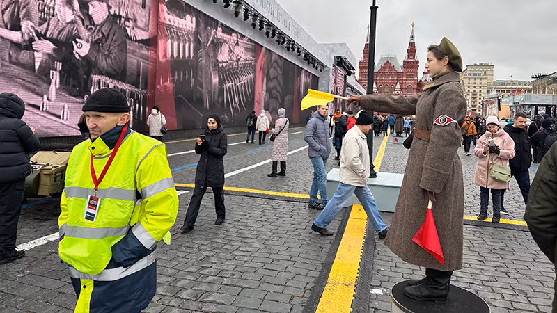 Tái hiện các nữ kiểm soát viên giao thông thời chiến. (Ảnh: THÙY VÂN)