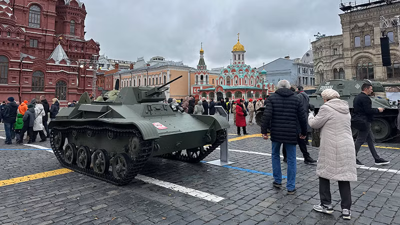 Các thiết bị quân sự được trưng bày tại triển lãm. (Ảnh: THÙY VÂN)