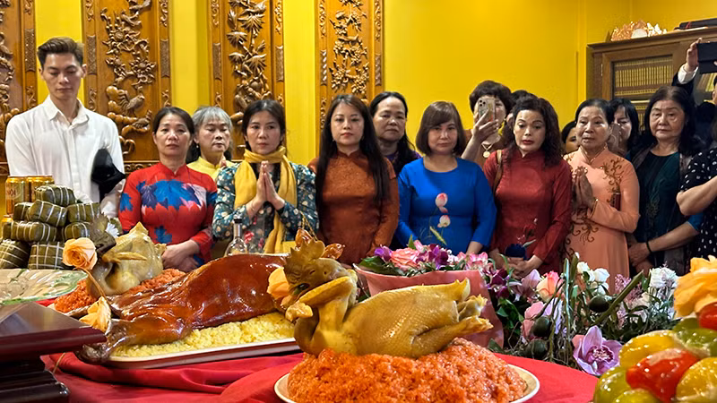 Bà con thành tâm dâng lên những sản vật của quê hương. (Ảnh:THÙY VÂN) Bà con thành tâm dâng lên những sản vật của quê hương. (Ảnh:THÙY VÂN)