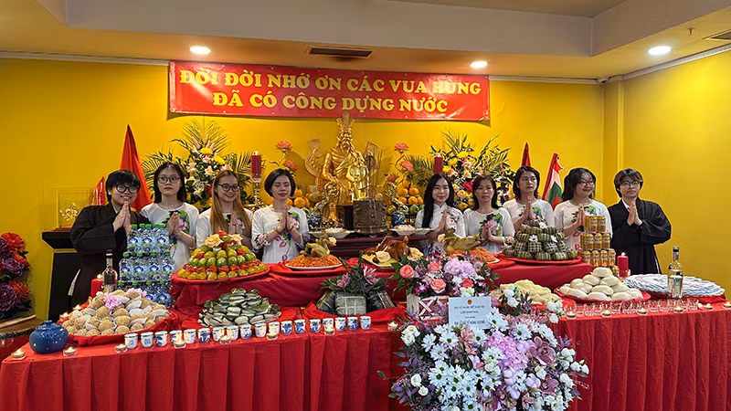 Các sinh viên hăng hái tham gia vào các công việc của ngày Giỗ Tổ, kết nối truyền thống văn hóa dân tộc. (Ảnh: THÙY VÂN)