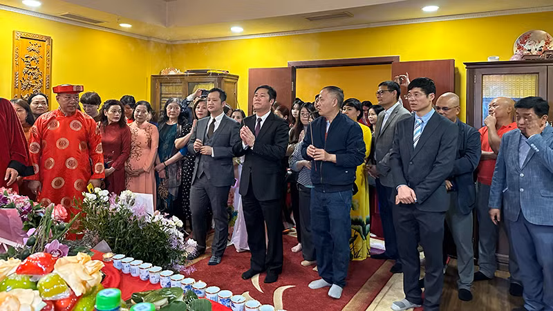 Đại diện Đại sứ quán Việt Nam tham dự tại buổi lễ cùng đông đảo bà con người Việt tại Moskva. (Ảnh: THÙY VÂN) Đại diện Đại sứ quán Việt Nam tham dự tại buổi lễ cùng đông đảo bà con người Việt tại Moskva. (Ảnh: THÙY VÂN)