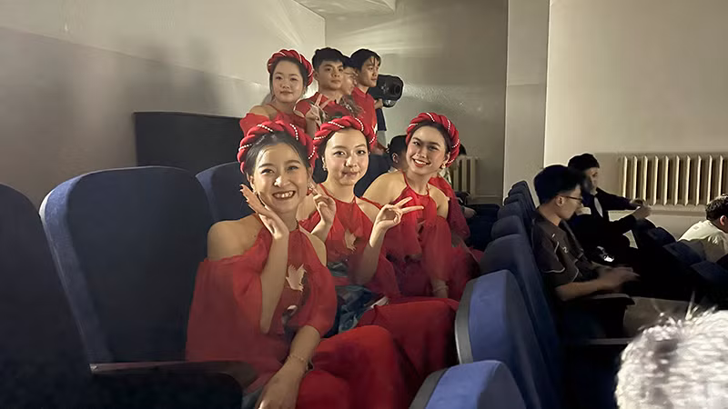 Các sinh viên Việt Nam tích cực tham gia các hoạt động văn hóa của nhà trường. (Ảnh: THÙY VÂN)