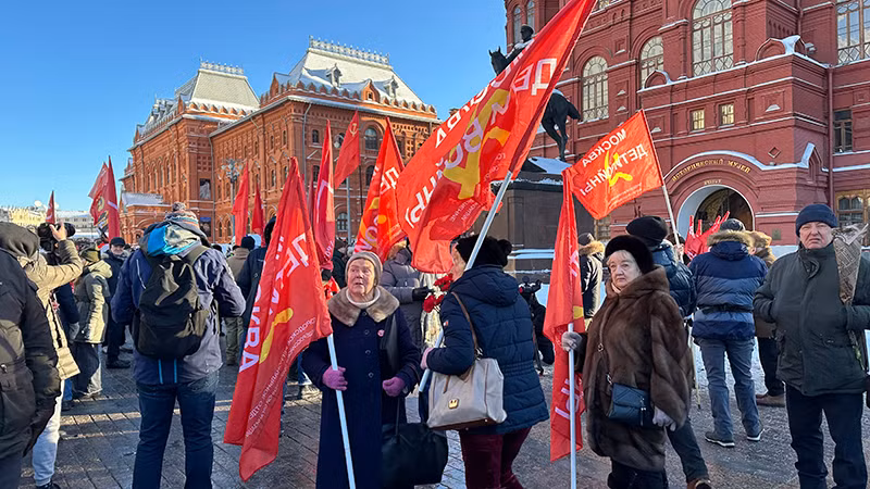 Đoàn đại biểu tập trung trước Quảng trường Đỏ. Ảnh: (THÙY VÂN)