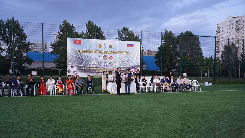 Đại diện Đại sứ quán Việt Nam tại Liên bang Nga tặng hoa Ban tổ chức. (Ảnh: THÙY VÂN)