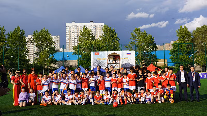 4 đội bóng đá thiếu niên, nhi đồng tham gia thi đấu giao hữu. (Ảnh: THÙY VÂN)